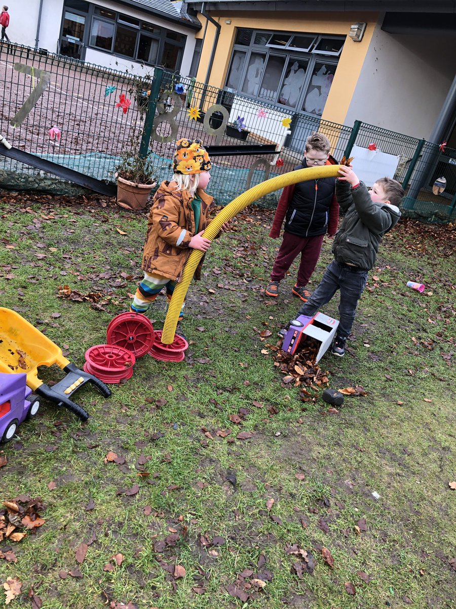 WoodlandsPrim1's tweet image. #earlyyears #usingourimagination in the nursery garden we are making our own spaceship