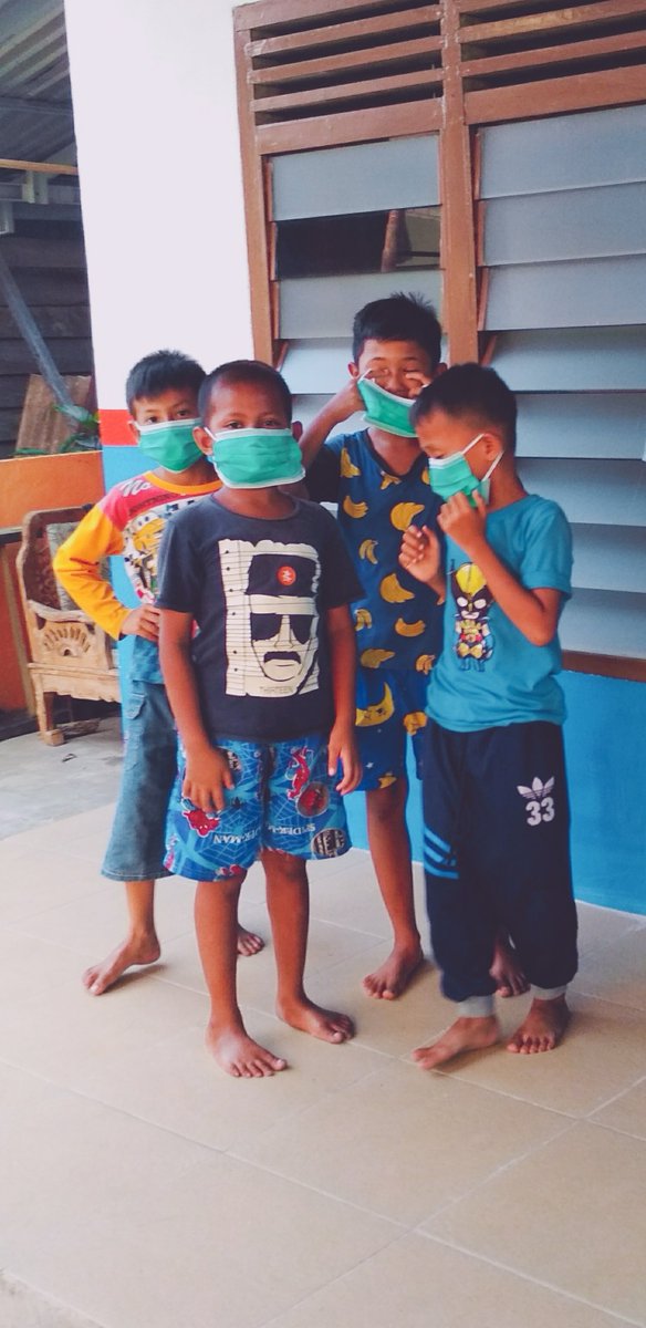 AlmaNurshela's tweet photo. Bermain diluar rumah boleh asalkan jangan sampai lupakan protokol kesehatan ya! Tetap terapkan 3M (Memakai masker, Menjaga jarak dan menjauhi kerumunan, Mencuci tangan dengan sabun utk mencegah penyebaran virus covid19
#diktimengajardarirumah 
#diktidutaedukasiperubahanperilaku https://t.co/Y0tIRtRa5N
