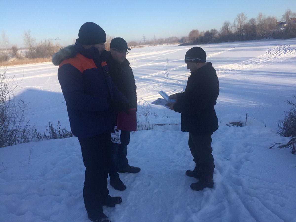 reinline67's tweet photo. Сегодня на акватории озер с. Воскресенка проведен совместный мониторинг специалиста администрации и работников Центра ГИМС ГУ МЧС России по Самарской области с вручением памяток жителям поселения https://t.co/1JBqWsDxBH
