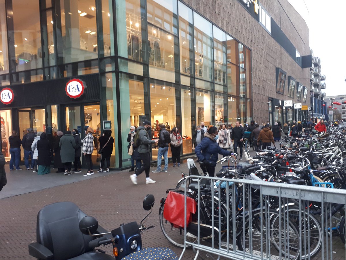 Wachtenden voor de C&amp;A. ,,Alsof het deze maandag weer Black Friday is", zegt Hagenaar Cor
