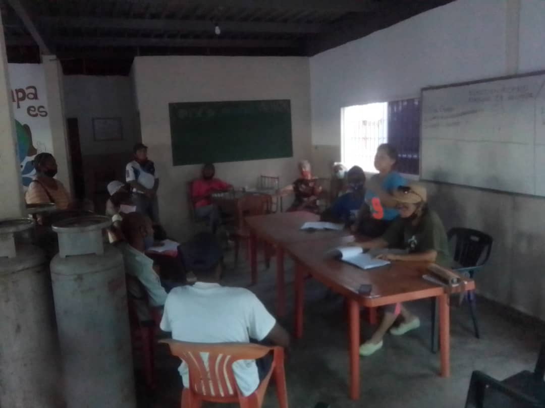 Infocomunal2's tweet photo. #Infocomunal2 || Reunión de evaluación en la comuna socialista y antiimperialista Arrecife, ubicada en la parroquia Catia La Mar, con el fin de evaluar el rol que desempeñaron los consejos comunales en las elecciones del 6D
#comunaonada
#PuebloValienteYDigno
@NorisHerrerar https://t.co/4z6V0g5vCs