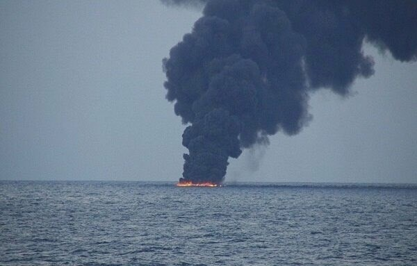 almayadeen_es's tweet photo. Explosión golpea petrolero británico frente al puerto saudita de Jeddah https://t.co/BmUyFO5vEu #GranBretaña #petrolero #ArabiaSaudita #explosion #Jeddadh #MarRojo https://t.co/GS9bwG48Gk
