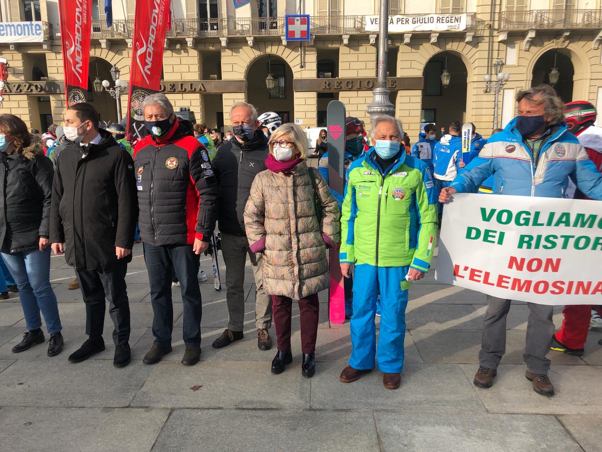 coppaml's tweet photo. In piazza Castello a #Torino a fianco dalle scuole dei #maestridisci del #Piemonte per lanciare un appello a non distruggere la nostra economia montana. @SCISESTRIERE @ComunediSestrie @regionepiemonte @Alberto_Cirio @carosso_fabio @AscomTorino https://t.co/L4se0dngNd