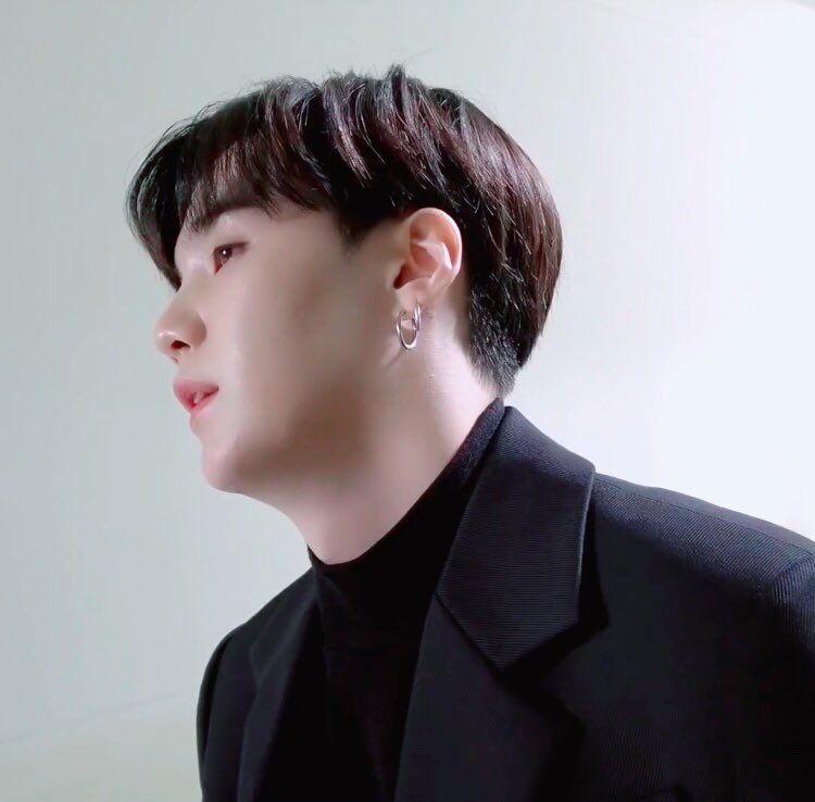 아 국슙 보고싶다 맨날 전군 고백 까다가 전군 여자 만나고 연애한다니까 갈구는 민연상 보고싶음 너 나 좋다매 나랑 자고 게이됐다매 성정체성이 탈부착형도 아니고 입만 열면 구라가 즐비한 새끼였네