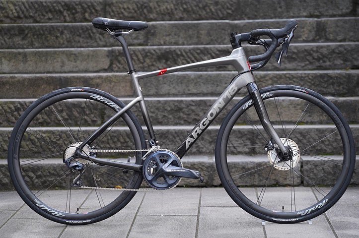 u2bikes's tweet photo. あえて全内装にせず、シフトはメカニカル。
分かる人には分かるカスタムペイントを施した
超長距離仕様カスタム
ARGON18/KRYPTON PRO🇨🇦
を納車、ありがとうございます!
これからどんな旅を体験することになるのやら😂
#U2BIKES #ARGON18 #KRYPTONPRO #RolfPRIMA #ランドヌール仕様 #アフターケア💪 https://t.co/OqPPd5geR0