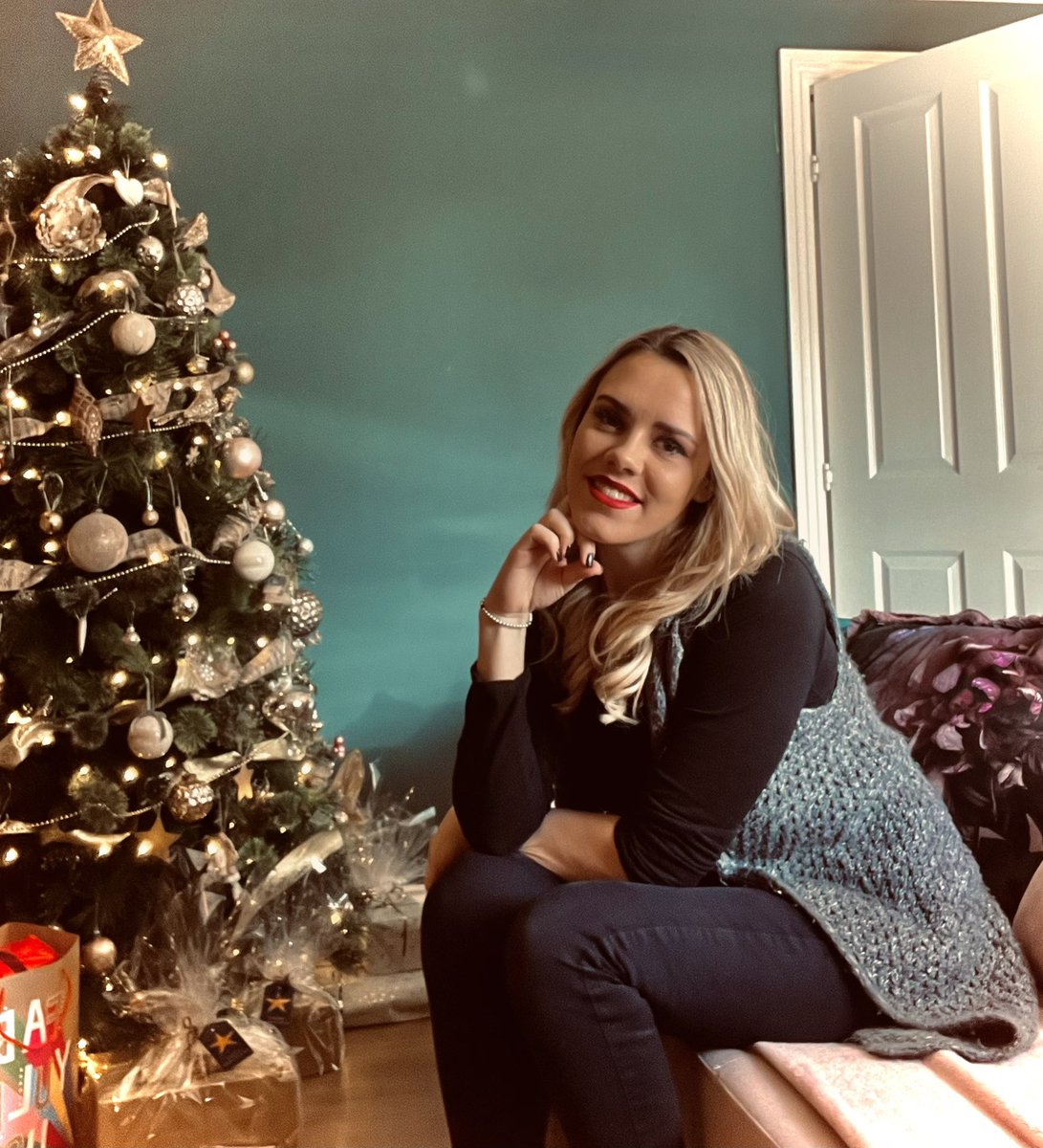 LucyBasey's tweet photo. Writing in this spot today 🎄 #amwriting https://t.co/GKQndR430O