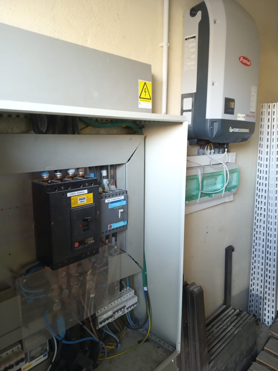 SmartPoliTech's tweet image. #ElectronicsLab
#InstalaciónSolarFotovoltaica de 10kW

Descubre nuestra instalación solar fotovoltaica y el ahorro que supone en el Edificio de @telecoUEx de la @EPCC_Unex e incluida en el #proyectoSmartPoliTech smartopenlab.com/proyecto/insta… @EstudiantesEPCC @infouex vía @SolEPCC