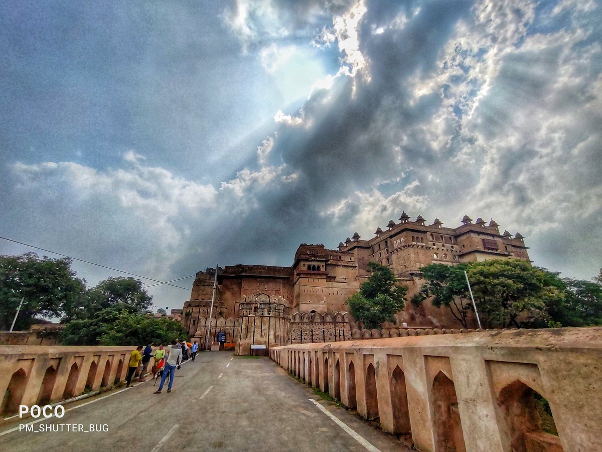 bug_pm's tweet photo. Orchha fort @MPTourism #tourism #mondaythoughts #lockdown https://t.co/qtcswDkKMI