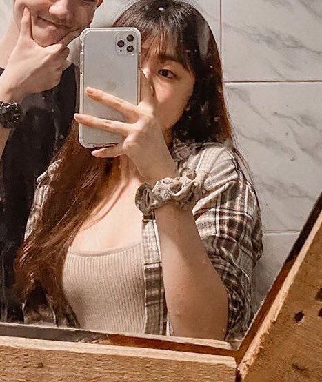 doreenjiege2's tweet photo. 晚餐前的自拍, 献上男友半边小脸😅
他说吃个晚餐有必要穿得这么低吗, 估计也不晓得老娘是为了要发推 🤣
话说不追���我, 一上来就啪啪啪一堆有的没的那种私信, 一律不回复! 
老娘偏爱有情趣情调懂得好好聊天的狼友~ #反差 #反差婊曝光 #女友 https://t.co/6wk4ACJbtY