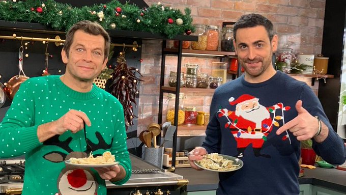 The_best_man_57's tweet photo. TF1 diffusera #PetitsPlatsEnEquilibre (#PPEE) les 14/12, 20/12 &amp; 24/12 avec Camille Combal &amp; Laurent Mariotte.
Ils cuisineront "Les pâtes aux noix" de Evelyne, la maman de Camille Combal !

#PlanC #LaGrandeIncruste https://t.co/7qP4NvGvdW