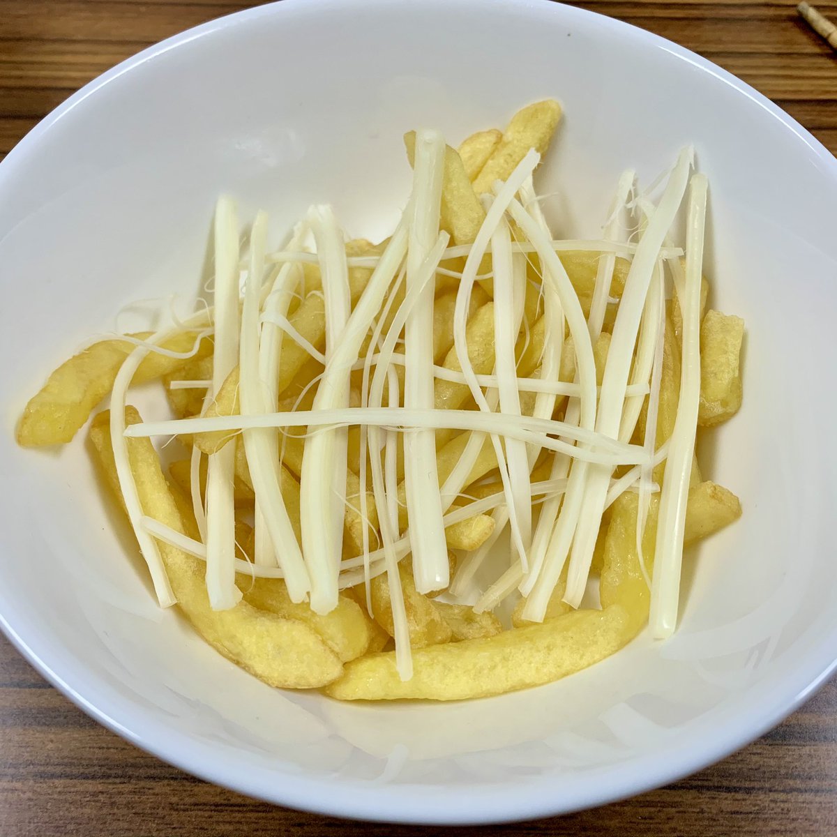 4_5ttm_bsn's tweet photo. 【四分半のフォルテッシモ】
余ったフライドポテトに
割いたチーズを乗せて熱湯入れて5分置く。

お好みの調味料で味付けし、
混ぜたら完成。

今回はケチャップとマヨネーズ、
粗挽き胡椒とタバスコで味付け。

お試しあれ。

#BSN #BSNラジオ
#四畳半スタジオ #遠藤麻理 https://t.co/dHhVcUQ8Uq