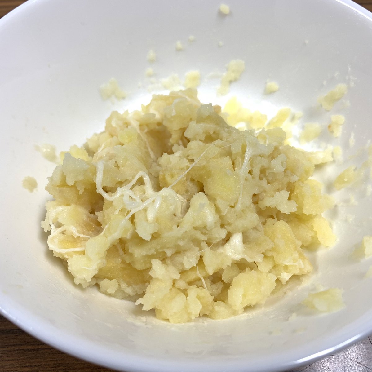 4_5ttm_bsn's tweet photo. 【四分半のフォルテッシモ】
余ったフライドポテトに
割いたチーズを乗せて熱湯入れて5分置く。

お好みの調味料で味付けし、
混ぜたら完成。

今回はケチャップとマヨネーズ、
粗挽き胡椒とタバスコで味付け。

お試しあれ。

#BSN #BSNラジオ
#四畳半スタジオ #遠藤麻理 https://t.co/dHhVcUQ8Uq