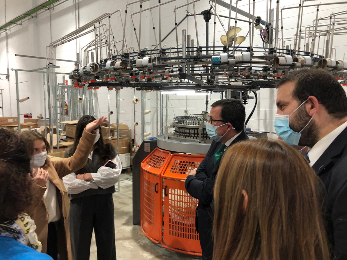 IndustriaGob's tweet photo. Raül Blanco ha visitado la empresa Hallotex donde ha comprobado los materiales textiles de última generación para la fabricación de productos como las mascarillas. https://t.co/HZVeloRAcf