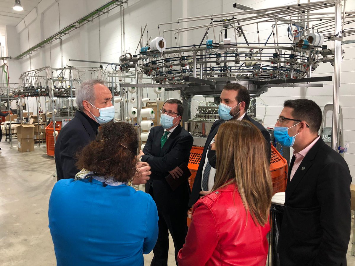IndustriaGob's tweet photo. Raül Blanco ha visitado la empresa Hallotex donde ha comprobado los materiales textiles de última generación para la fabricación de productos como las mascarillas. https://t.co/HZVeloRAcf