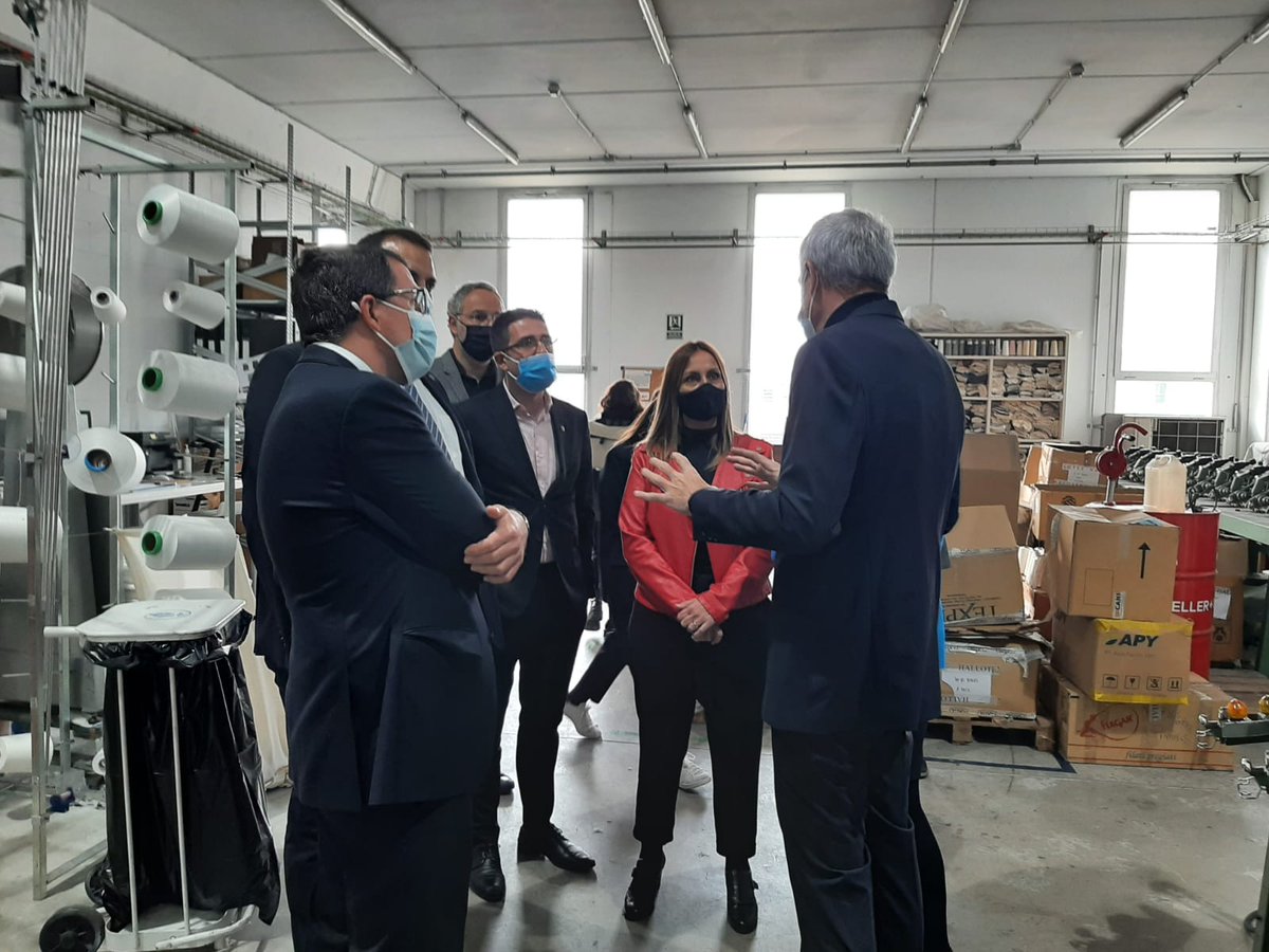IndustriaGob's tweet photo. Raül Blanco ha visitado la empresa Hallotex donde ha comprobado los materiales textiles de última generación para la fabricación de productos como las mascarillas. https://t.co/HZVeloRAcf