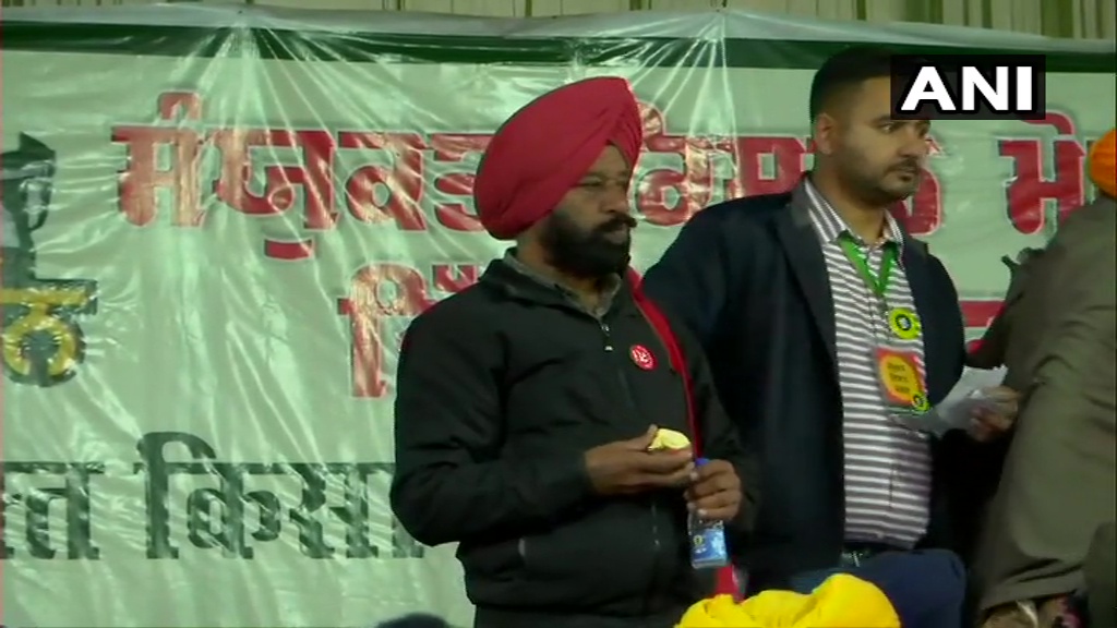 ANI's tweet photo. Delhi: Farmers who were on a day-long hunger strike at Singhu border as part of their protest against Centre's farm laws, break their fast. https://t.co/1N3YXzierN