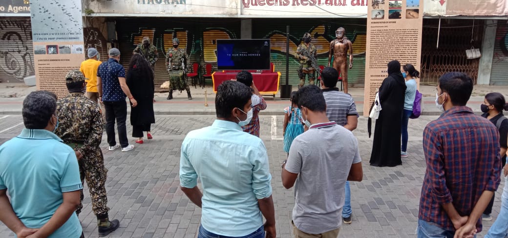 #IndianArmy in collaboration with <a href="/DULTBangalore/">DULT</a> organising a fair on Church Street-Bengaluru yesterday, to mark #SwarnimVijayDiwas. Fair included Performances by Army Band, Weapons &amp; 
Equipment’s display &amp; exhibition of Defence Forces.