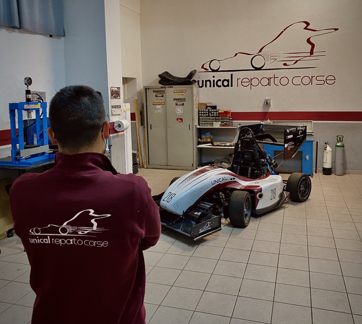 UnicalRepartoCo's tweet photo. Oggi il nostro #TeamLeader è andato in officina per controllare che Metis non stesse soffrendo troppo la solitudine!😎 non vediamo l'ora di poter tornare in sede per lavorare tutti insieme!

#universitàdellacalabria #DIMEG #unicalrepartocorse https://t.co/EF8ZtI6hSS
