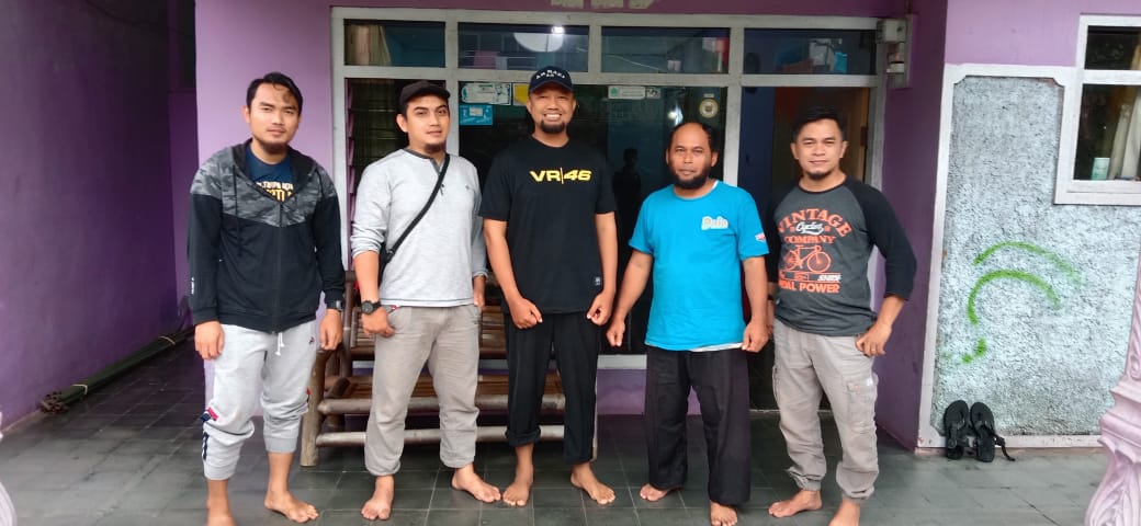 UusRsd's tweet photo. Jalan-jalan ke kota Kendal jangan lupa makan roti
Jangan lihat kaki yg tak bersendal
Lihat muka kami yg menawan dan berseri
😀😍
#Eaaah https://t.co/aROkYJ2MiZ