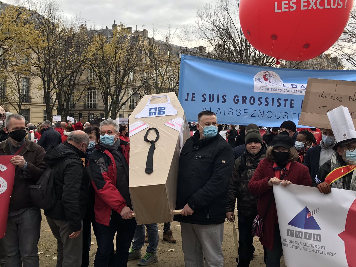 LucasLarch's tweet photo. « On est tous en train de crever » lancent les professionnels de la restauration et de l’hôtellerie, réunis aux Invalides #laisseznoustravailler https://t.co/ISfJGFqcUH