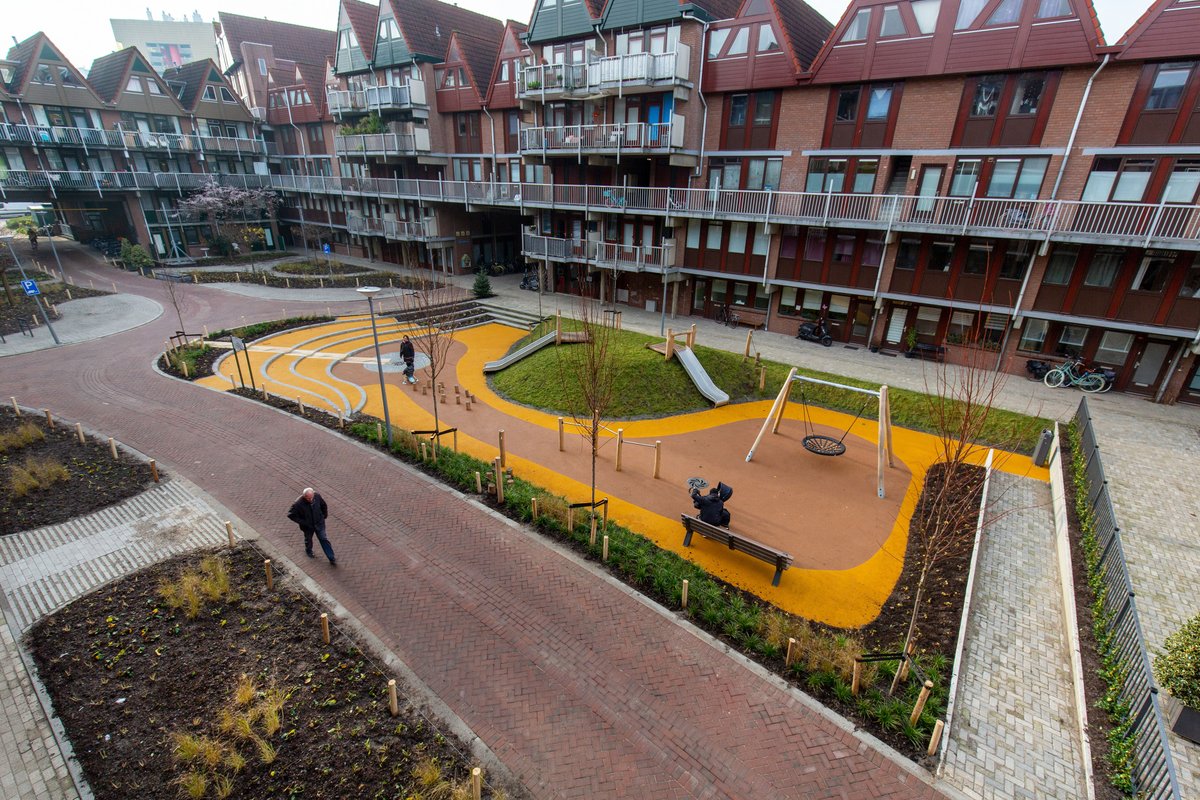 Het project Heliport Groen in <a href="/Rotterdam/">Gemeente Rotterdam</a> is klaar! De bewoners van deze opvallende woonwijk ('Kabouterdorp') werkten samen met de gemeente en het hoogheemraadschap aan een mooi #groen binnenterrein dat klaar is voor hoosbuien en hitte. #bloemen #water  schielandendekrimpenerwaard.nl/actueel/nieuws…