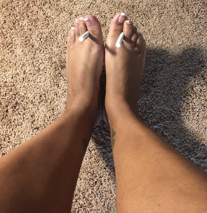 Ebony Feet Goddess!!! Smoking fetish footmodel footslave feetporn feet worship big feet barefoot pedicure