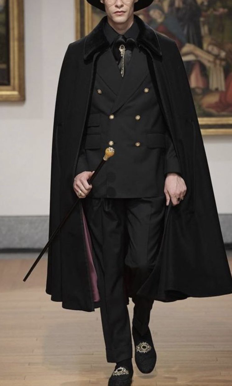 もび 私は ロングコートは男のドレス 教の 信者なのですが 袖に腕を通さないタイプのコートは 今も昔も 尊きものとして 信仰の対象とされてきましたね 身のこなしに翻る 優美な裾と 闇に溶け込む 流線的なシルエットで 夜の主役を美しく包む 紳士のドレス