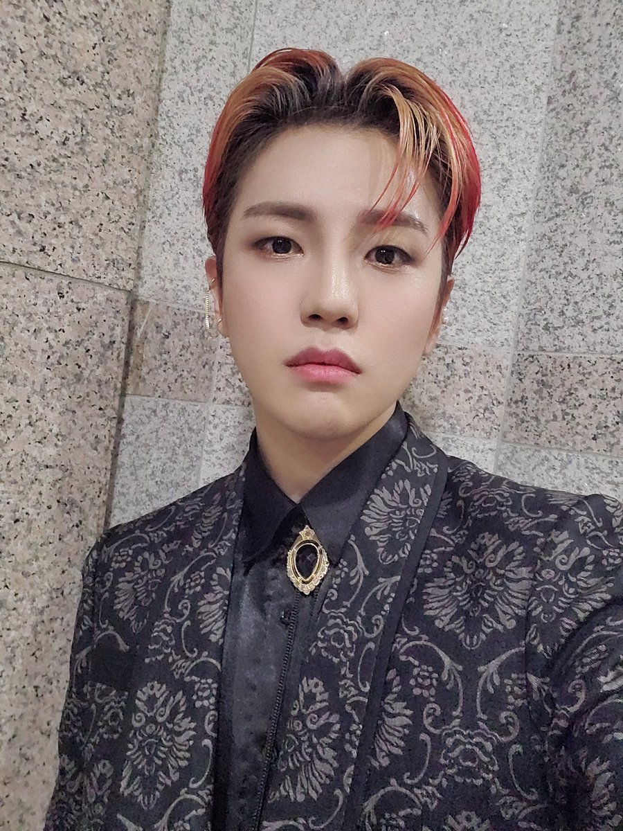 official_ACE7's tweet photo. [#에이스_동훈]
날씨가 너어무 춥다 초이야🥺
집 밖에 나가지 말고 에이스 무대만 보자!
#초이스 #에이스 #CHOICE #ACE https://t.co/cii81SSLYw