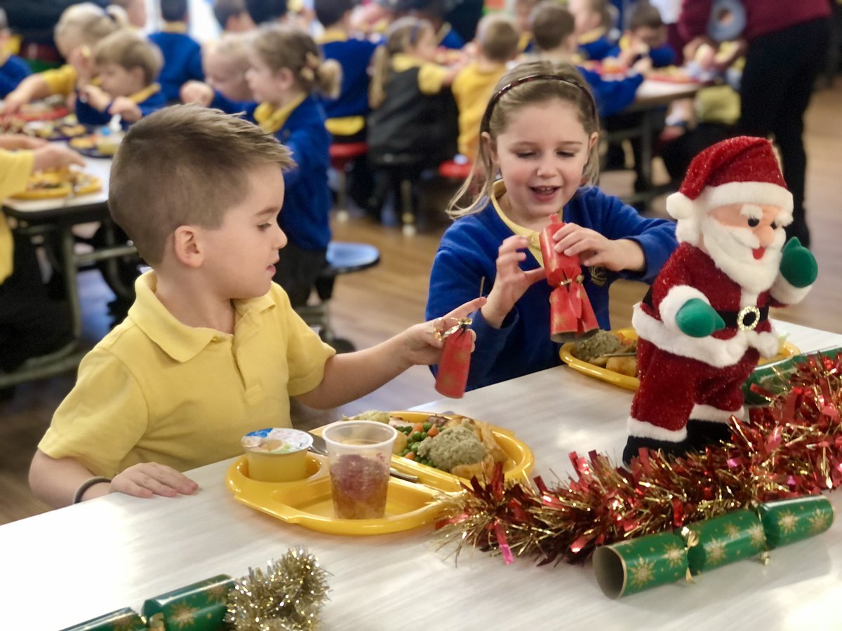 JamesBrindleyPS's tweet photo. Reception enjoying their Christmas dinner ❤️🌲⛄️ #FeelingFestive #PullingCrackers #Christmas https://t.co/a9CfPUpvKR