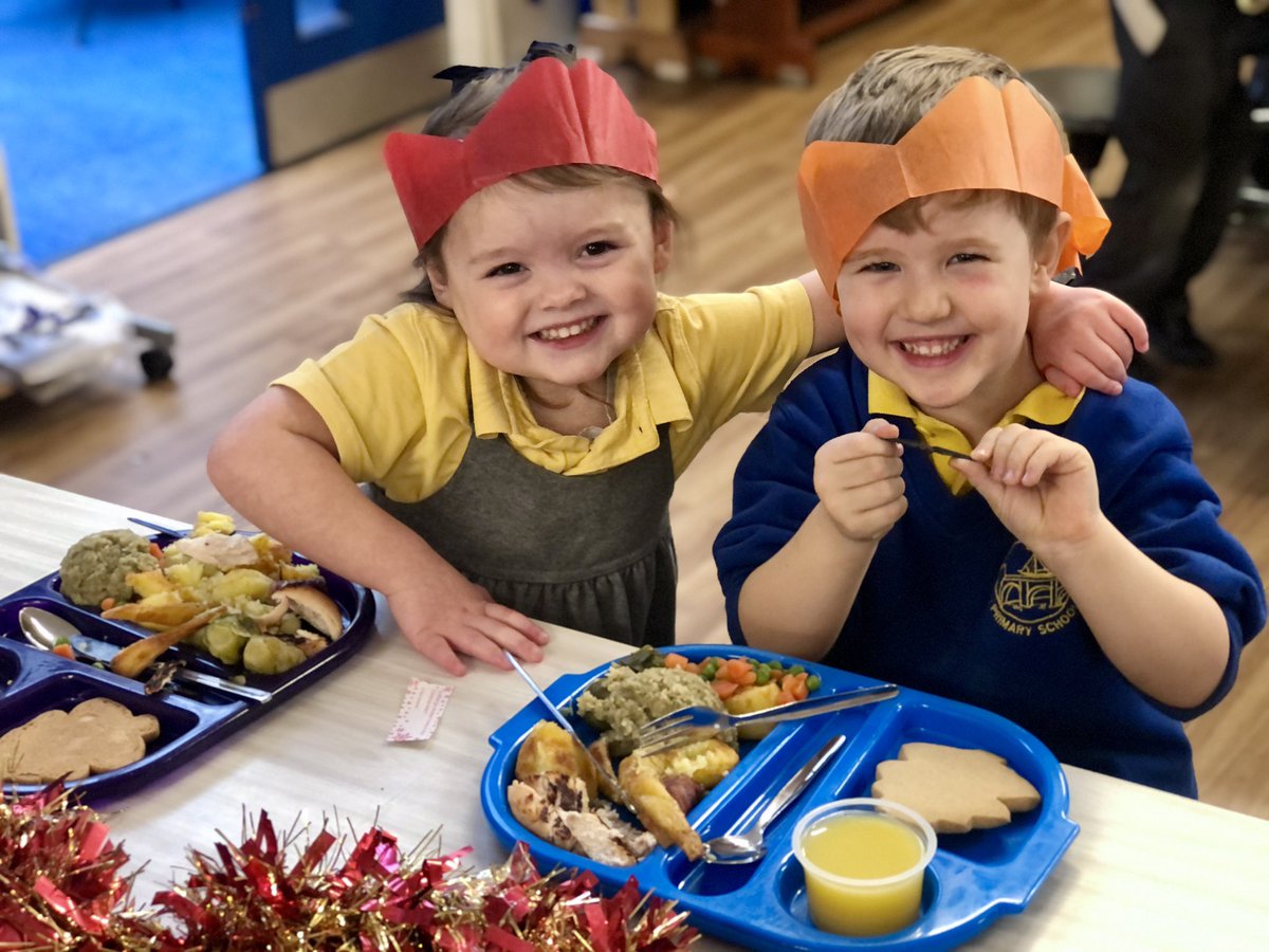 JamesBrindleyPS's tweet photo. Reception enjoying their Christmas dinner ❤️🌲⛄️ #FeelingFestive #PullingCrackers #Christmas https://t.co/a9CfPUpvKR