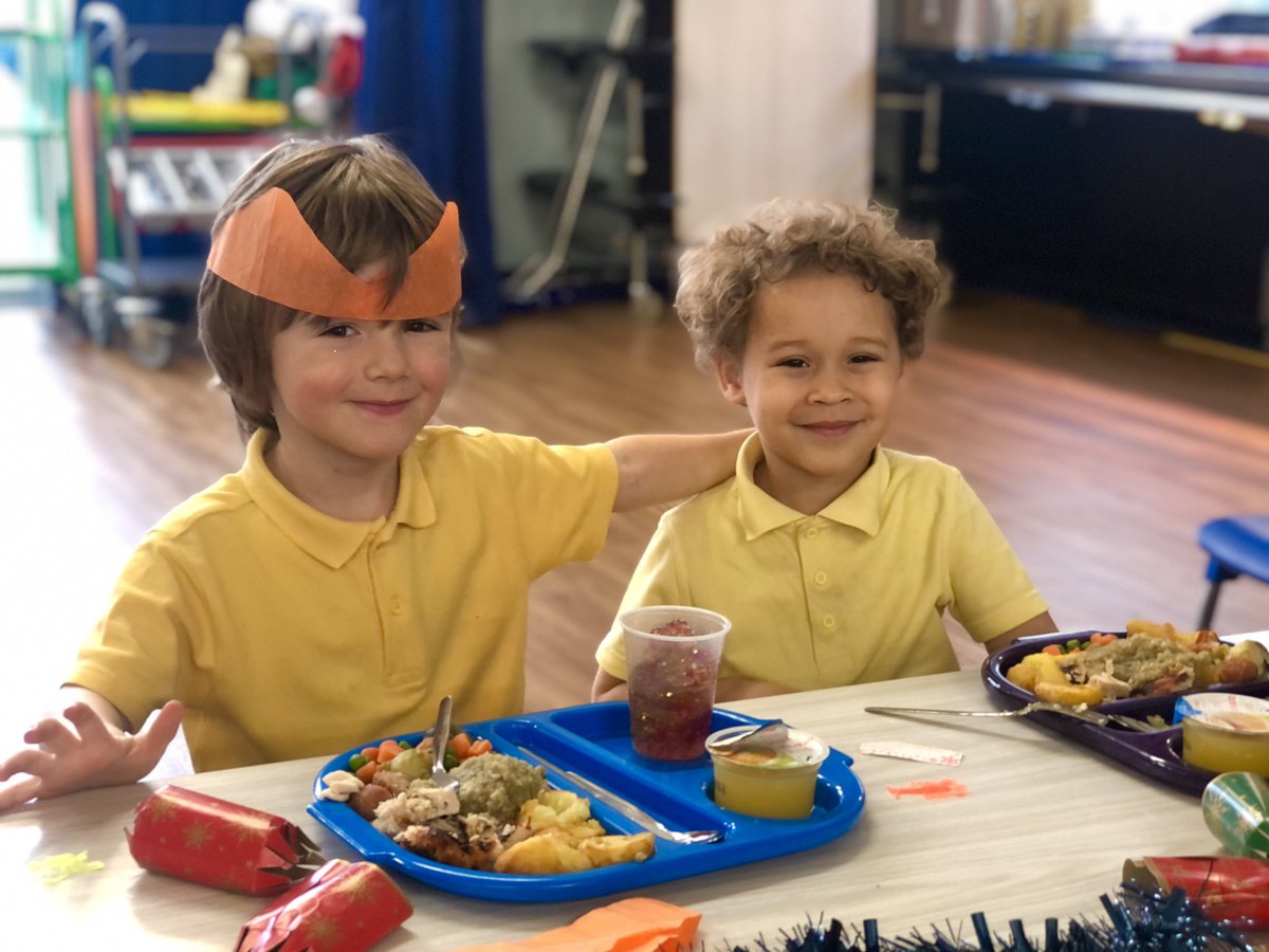JamesBrindleyPS's tweet photo. Reception enjoying their Christmas dinner ❤️🌲⛄️ #FeelingFestive #PullingCrackers #Christmas https://t.co/a9CfPUpvKR