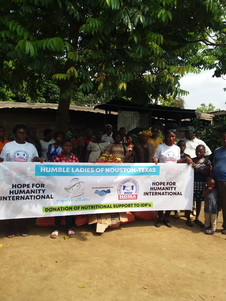 WansohMbuh's tweet photo. Miss Geraldine leading HOMA in the distribution of gifts to IDPs in NOSO Cameroon https://t.co/DO4FTogSs4