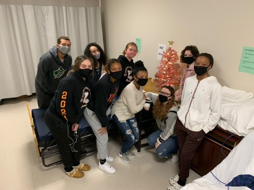 Some seniors that decorated a tree in medical class !! #SeniorYear