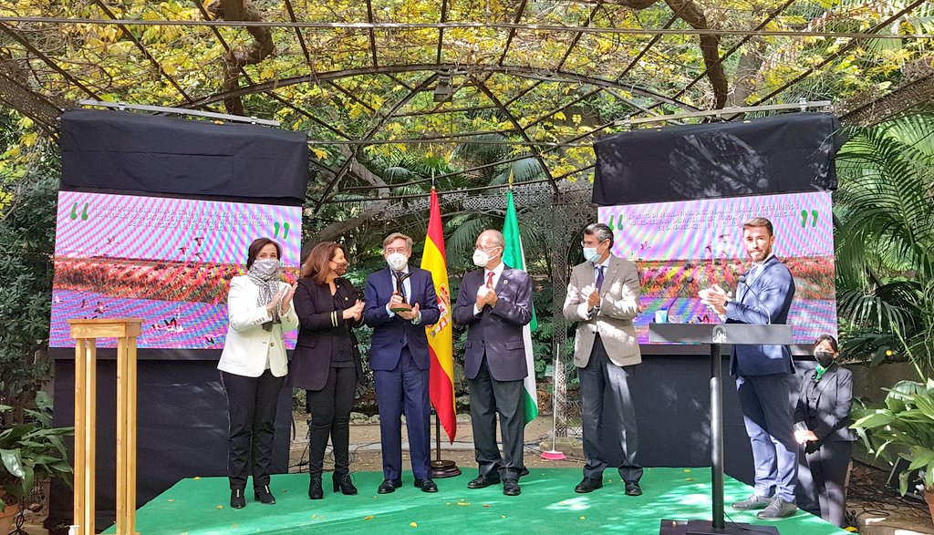 PuertoDeSevilla's tweet photo. Gracias por el galardón #PAMA20 de @MedioAmbAND que nos anima a seguir trabajando con la naturaleza 🌱
Junto a @ebdonana @unisevilla @InfoUMA @UniHuelva @univcadiz seguimos apostando por proyectos innovadores que potencien la biodiversidad.
¡Nos unimos a la #RevoluciónVerde! https://t.co/k70vWgTpFc