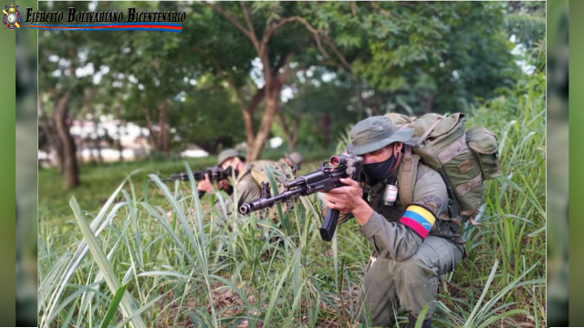 ejercito_ve's tweet photo. Desde mucho antes del amanecer, en todas las regiones del territorio nacional, los soldados de la Patria están trabajando sin descanso alguno por la Defensa Integral de la Nación.

 #PuebloValienteYDigno
#EjércitoBolivarianoBicentenario
#FANB https://t.co/p3xsFYpOvh
