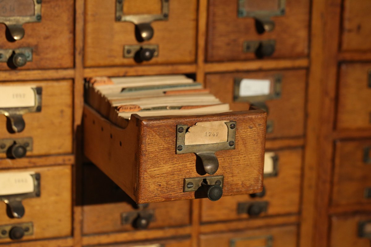 Le jour où <a href="/Google/">Google</a> est en panne, pas de panique : on ressort nos 18 millions de fiches ! #google #gmail #YouTubeDOWN #googledepapier #mundaneum