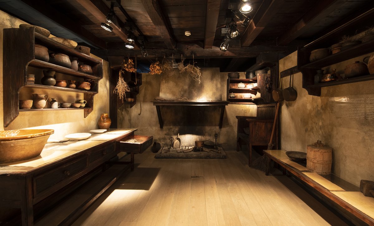 VisitNavarra's tweet image. 👹  Cuenta la leyenda que en el siglo XVII en Zugarramurdi, un pequeño pueblo del norte de #Navarra, imperaba la brujería y se celebraban todo tipo de ceremonias demoníacas.

Descubre sus encantos mágicos, sus cuevas y el museo. Merecen mucho la pena:

ℹ️ turismo.navarra.es/esp/organice-v…