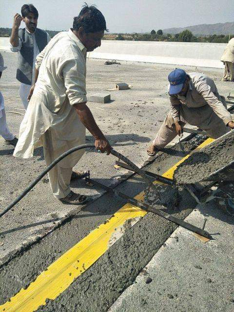 developingpak's tweet photo. ZKB team working on Havalian section for the Installation of expansion joints on M14

Pic by : Rana M Saqib

#HazaraMotorway #CPEC #CPECMakingProgress #PakistanMakingProgress #Pakistan 🇵🇰 https://t.co/gFdcrHO2re