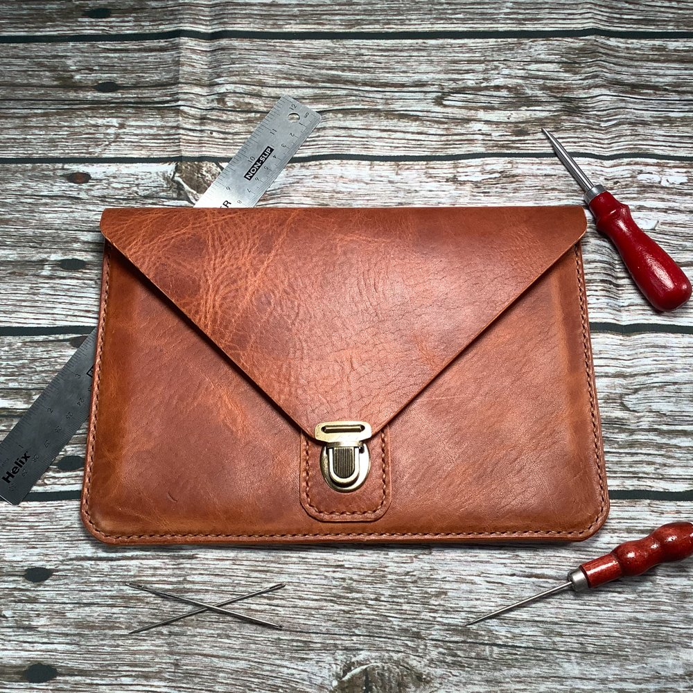 Looking for a last minute #christmasgift then check out these fantastic artisan crafted iPad cases over on my #tbch store!
Head on over for a great selection of leather goods.
thebritishcrafthouse.co.uk/product/apple-…
#leather #leathercraft #ipad #apple #appleipad #ipadpro