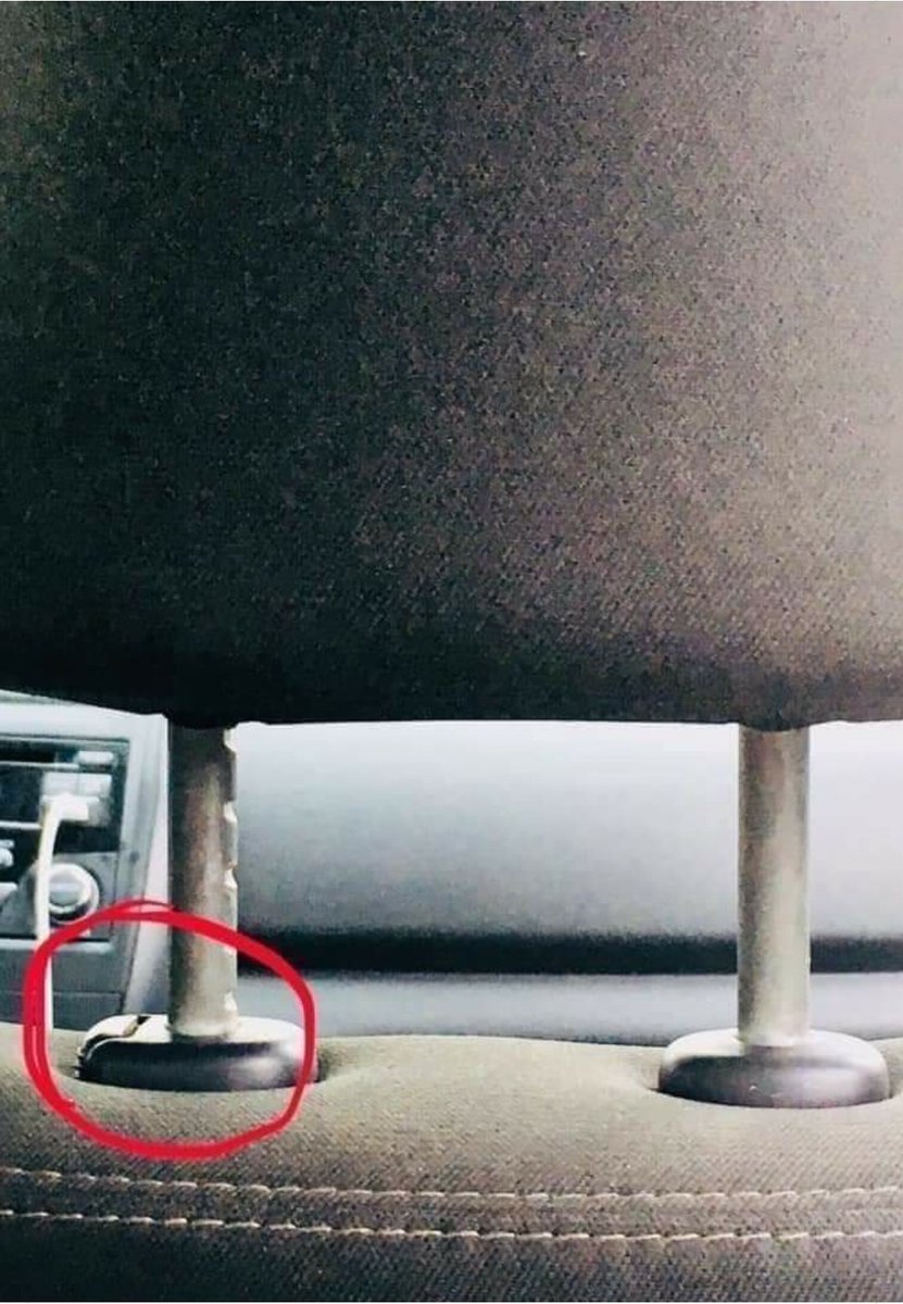 gatieri_anisha's tweet photo. Mis niñas, cuando se monten en un carro y noten que algo malo pasa, si les cierran las puertas, recuerden que el asiento del copiloto tiene este botón, al presionarlo con fuerza puedes sacar ese cojín y los tubos que trae están diseñados para romper vidrios de ventanas, cuidense. https://t.co/32iFPv7hdB