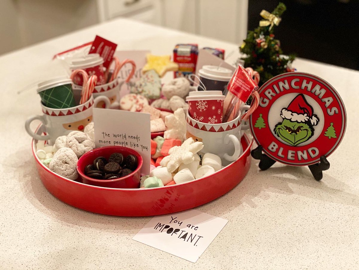 allysonschwab's tweet image. Did someone say Monday morning Hot Chocolate bar? Grinchmas Blend of course 💚😍🎅🏼🥰🎄❄️ 

#hotchocolatebar #hotchocolatecharcuterie #grinchmas #happymonday #smack