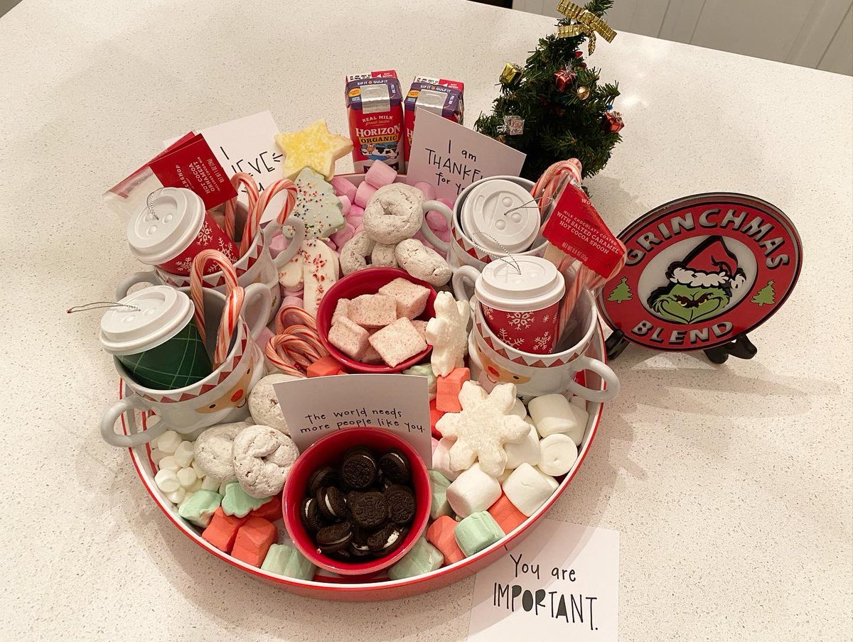 allysonschwab's tweet image. Did someone say Monday morning Hot Chocolate bar? Grinchmas Blend of course 💚😍🎅🏼🥰🎄❄️ 

#hotchocolatebar #hotchocolatecharcuterie #grinchmas #happymonday #smack