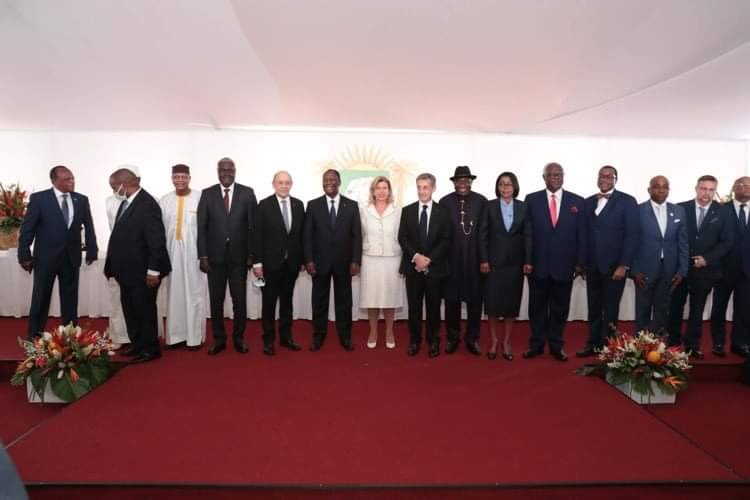 AurelienSerges's tweet photo. #CIV225 

Le viol de la constitution de la #CIV225 vient d'être légalisé par les parrains de @AOuattara_PRCI, avec à leur tête @NicolasSarkozy https://t.co/zsmvmGFBvY