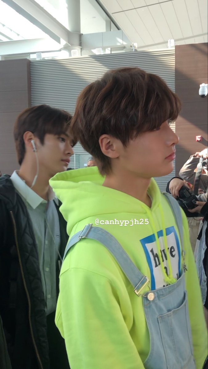 this is how yang jeongin looks like in real life: an ethereal thread