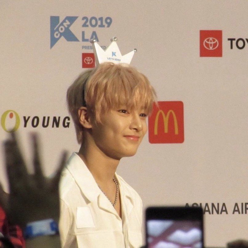 this is how yang jeongin looks like in real life: an ethereal thread