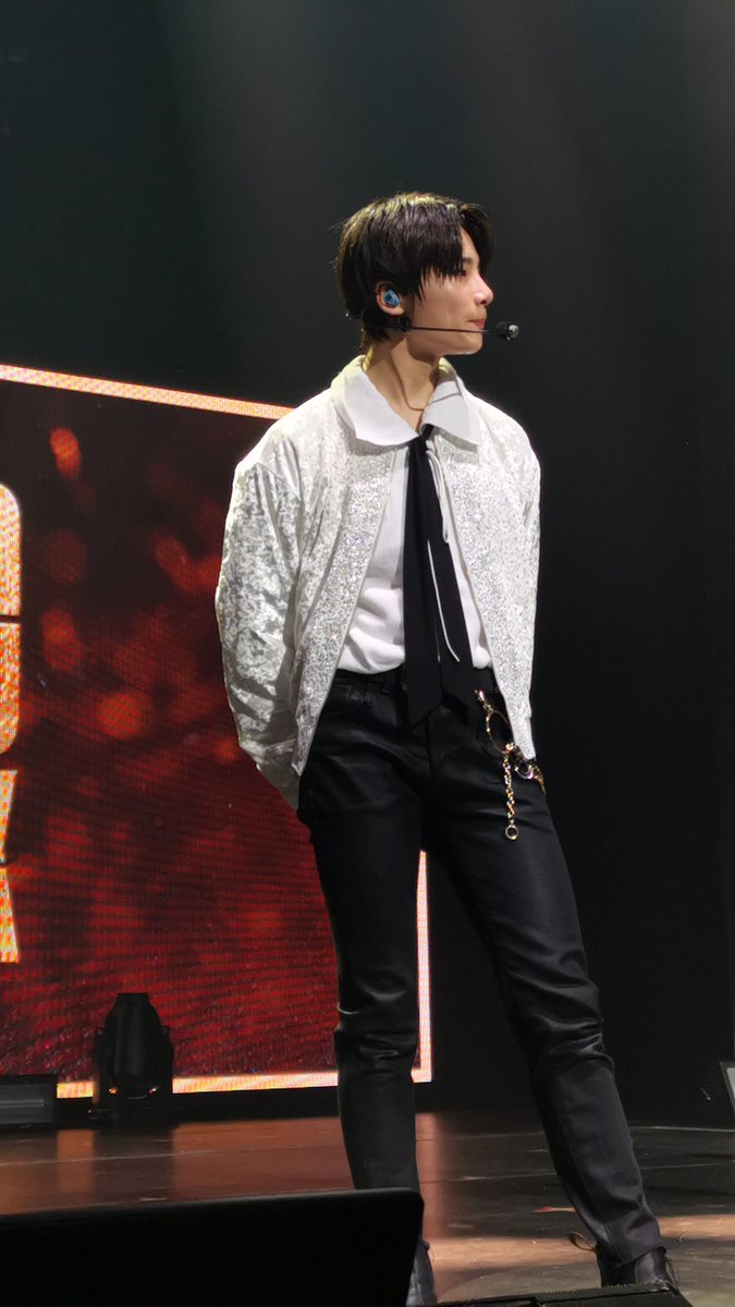 this is how yang jeongin looks like in real life: an ethereal thread