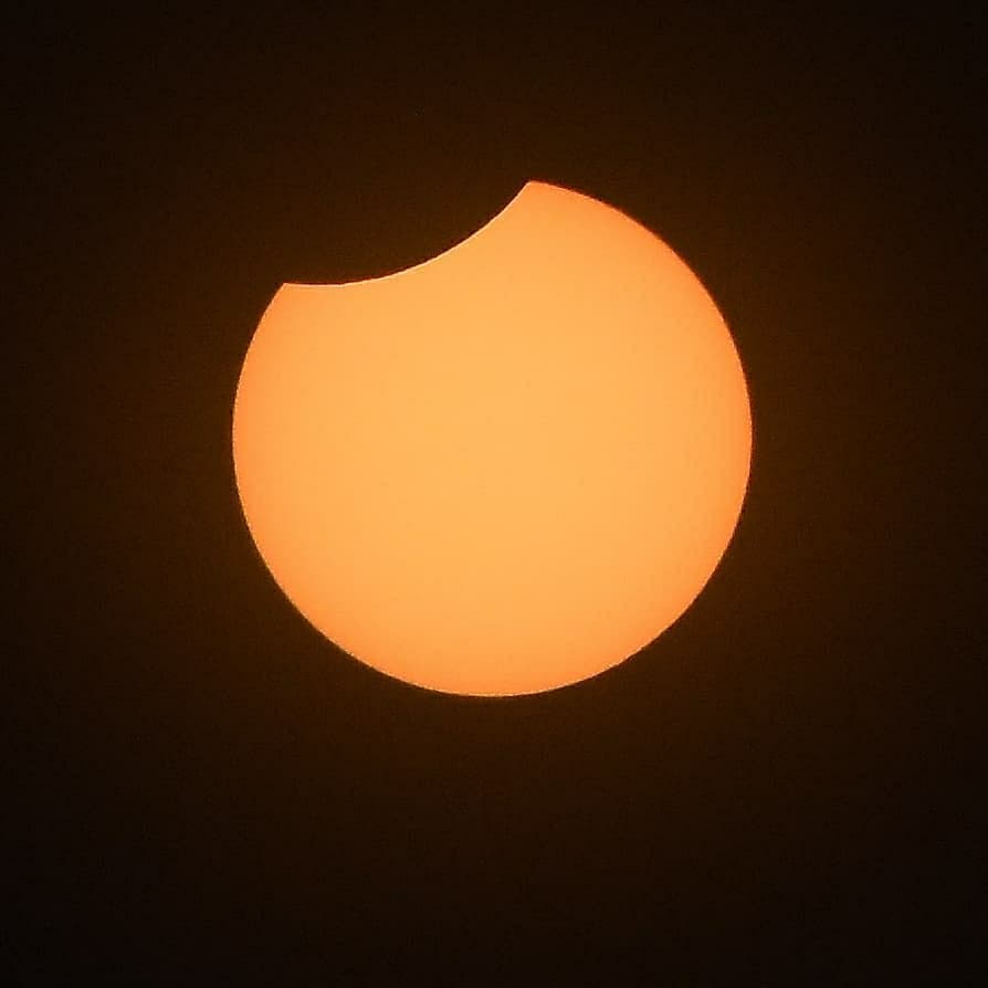 flormedina's tweet photo. Así vimos el #Eclipse desde Córdoba! No fue total pero el Sol nos regaló una linda sonrisa para cerrar este 2020.
Fotones de Lucho Casalla en la cobertura para @ElDoce 🌞🌘🌚 https://t.co/wGUeSpuDUD