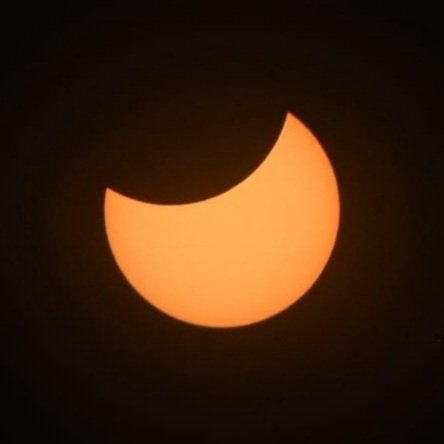 flormedina's tweet photo. Así vimos el #Eclipse desde Córdoba! No fue total pero el Sol nos regaló una linda sonrisa para cerrar este 2020.
Fotones de Lucho Casalla en la cobertura para @ElDoce 🌞🌘🌚 https://t.co/wGUeSpuDUD