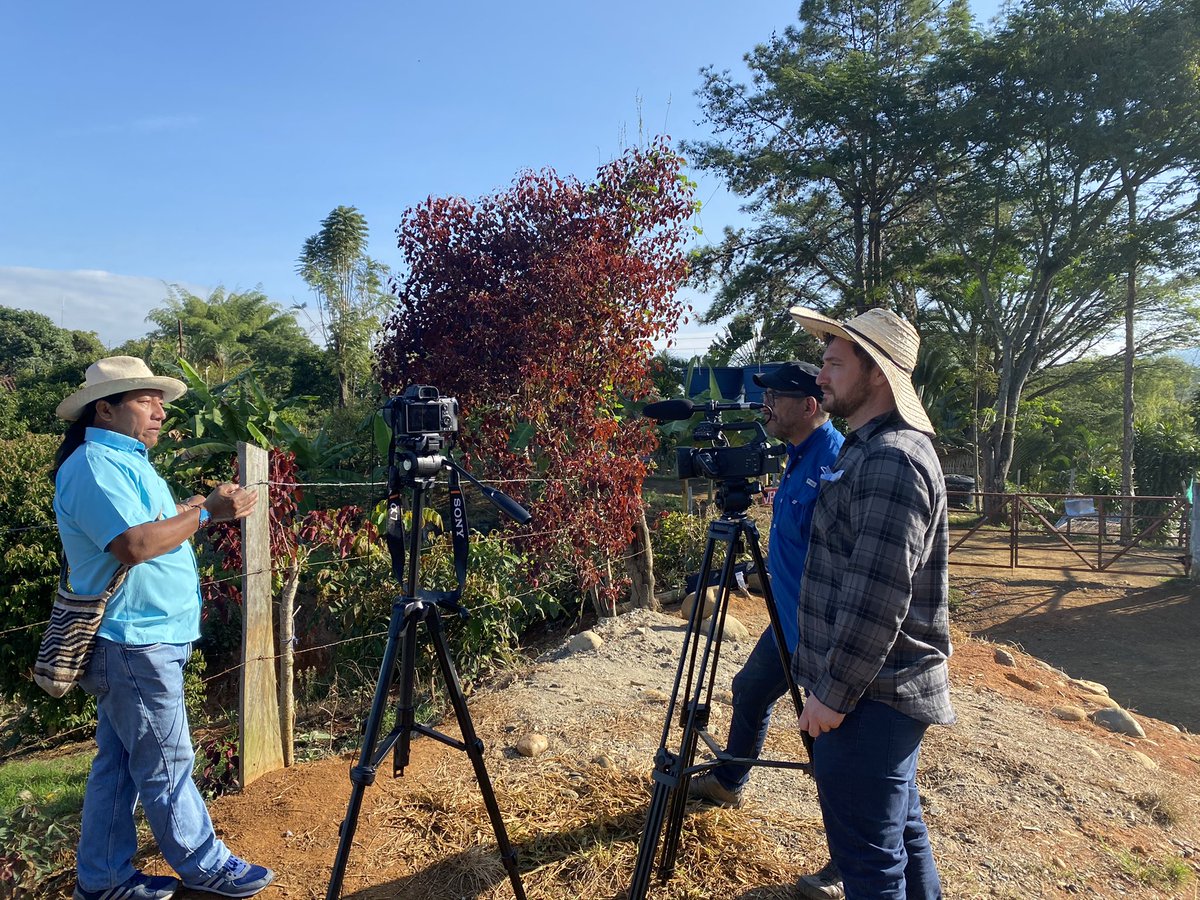 THREAD: I’ve just returned from Colombia where I was filming with journalist  @William_Garra for an upcoming  @BTHeadline documentary on the US-backed gov of Ivan Duque’s refusal to implement the 2016 peace accord and the massacres plaguing the countryside (Warning: graphic images)