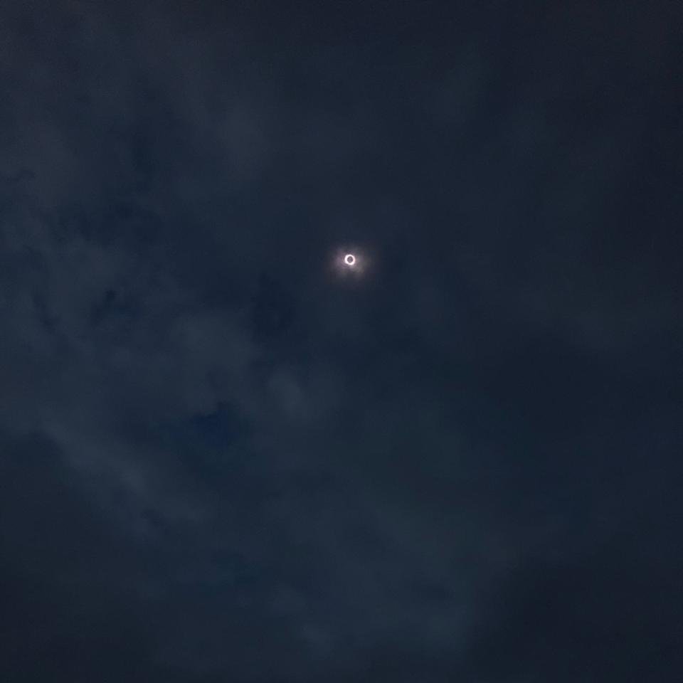 Star_Tres's tweet photo. Nuestra meteoróloga favorita e invitada a nuestro LIVE #Eclipse2020 @ArletteChaconO nos comparte esta imponente postal del eclipse solar total desde Loncoche 

#Eclipse2020 #EclipseSolar2020 #eclipseresponsable #Eclipse #Moon #astronomy #solareclipse #Chile #eclipsechile https://t.co/bbbmn7R63L